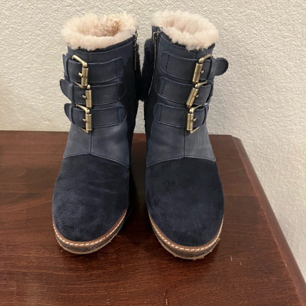 Australia Luxe Collective blue leather, shearling inside, wedge, size 6